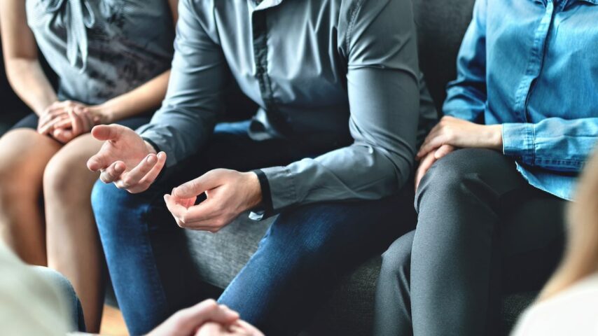 Counseling and conversation in a secular group addiction therapy